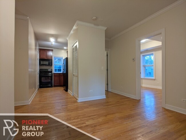 3248 N Clifton Ave, Unit 2 in Chicago, IL - Foto de edificio - Building Photo