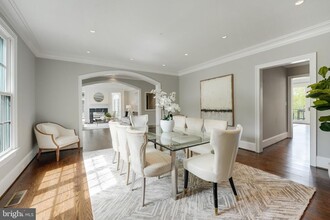 9884 River Chase Way in Great Falls, VA - Foto de edificio - Building Photo