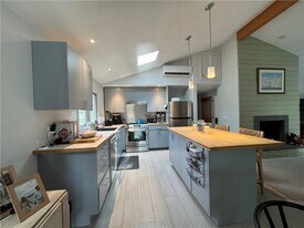 15 Bliss Mine Rd in Middletown, RI - Building Photo