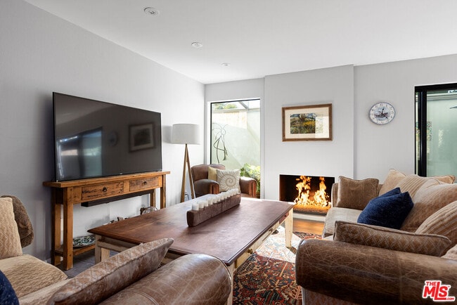 6200 Tapia Dr in Malibu, CA - Building Photo - Building Photo