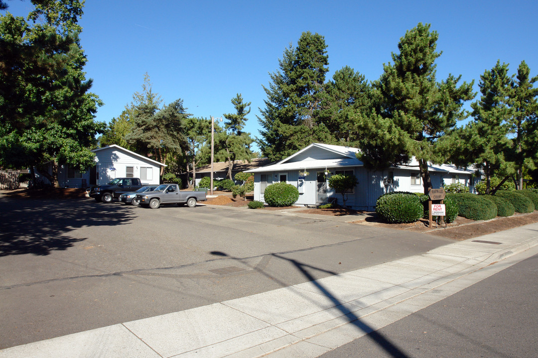 karyn lee court in Salem, OR - Building Photo