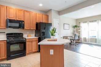 7254 Mockingbird Cir in Glen Burnie, MD - Building Photo - Building Photo