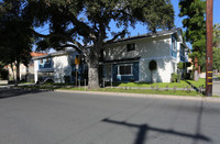 521 E Live Oak Ave in Arcadia, CA - Foto de edificio - Building Photo