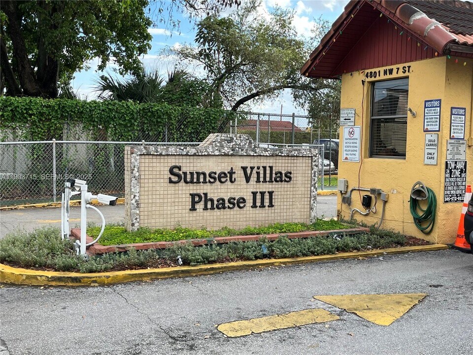 4801 NW 7th St in Miami, FL - Foto de edificio