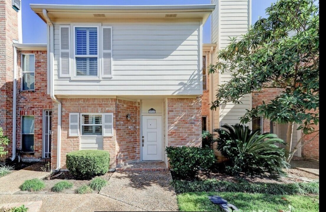 5968 Woodway Place Ct in Houston, TX - Building Photo