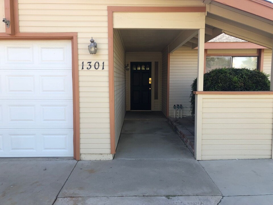 1301 E Brookdale Dr in Merced, CA - Building Photo
