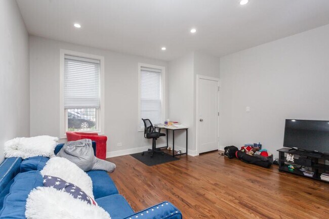 2045 N Wolcott Ave in Chicago, IL - Building Photo - Building Photo