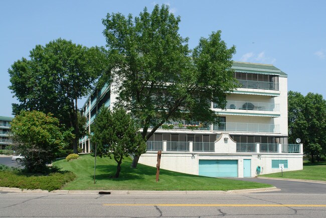 The Greenbriar in Minnetonka, MN - Foto de edificio - Building Photo