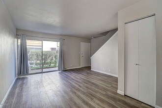 4630 N 68th St-Unit -217 in Scottsdale, AZ - Building Photo - Building Photo