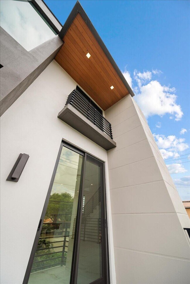 1054 N Victoria Park Rd in Fort Lauderdale, FL - Building Photo - Building Photo