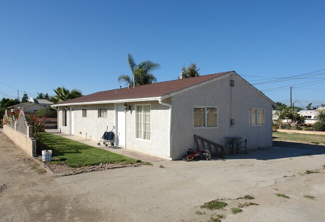 3275-3277 Nyeland Ave in Oxnard, CA - Foto de edificio - Building Photo