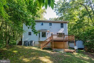 8413 Manor View Rd in Lusby, MD - Building Photo