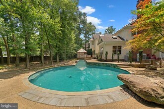 1301 Daviswood Dr in McLean, VA - Building Photo - Building Photo