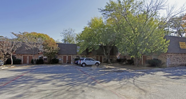 507 N Elm St in Arlington, TX - Building Photo - Building Photo