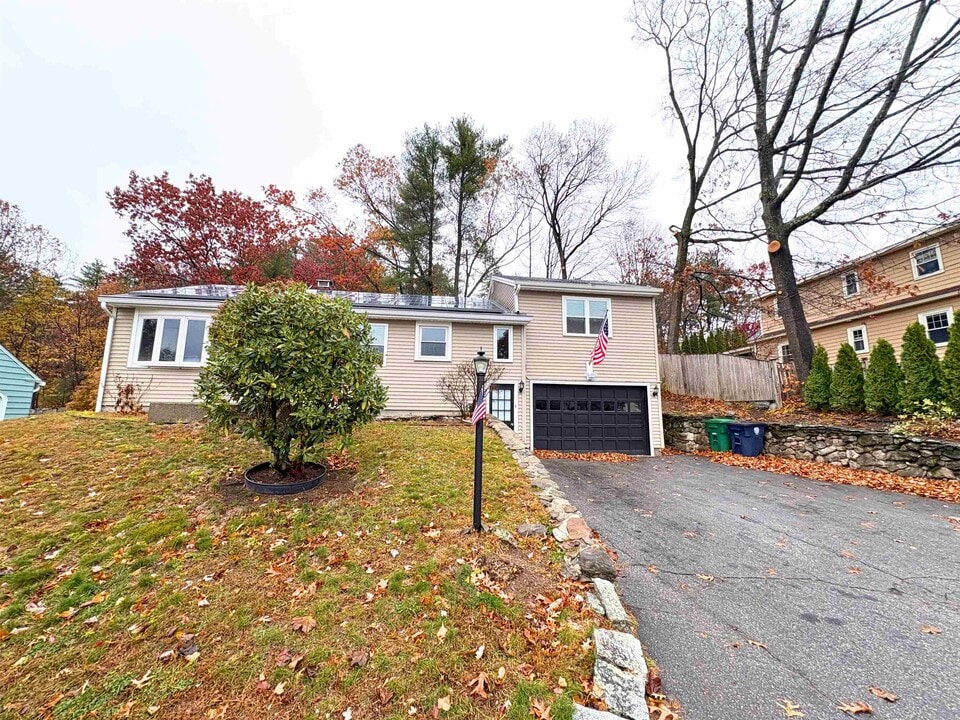 11 Monadnock St in Nashua, NH - Building Photo