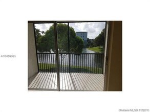 2226 N Cypress Bend Dr-Unit -210 in Pompano Beach, FL - Building Photo - Building Photo