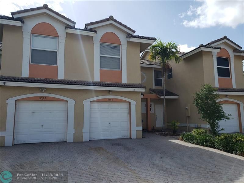 5586 NW 90th Terrace in Sunrise, FL - Building Photo