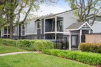 Hampton Court Apartments in Chino, CA - Foto de edificio - Building Photo