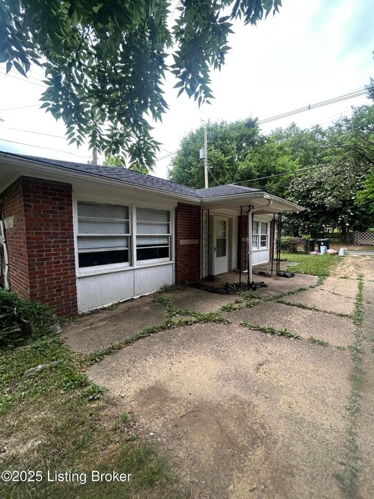 4616 Southern Pkwy in Louisville, KY - Building Photo