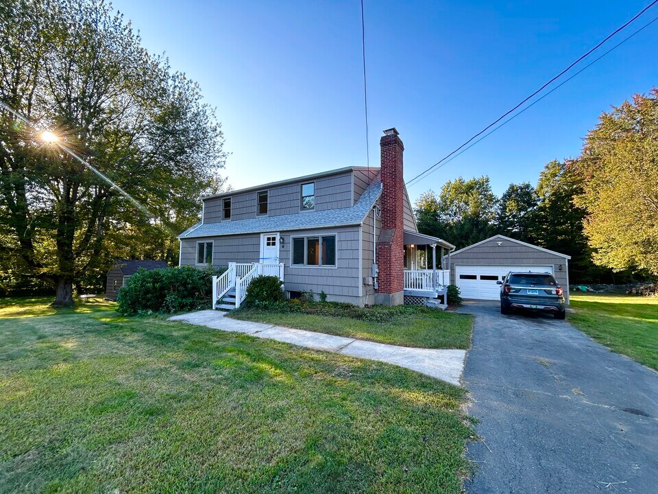 12 Fieldstone Dr in Newtown, CT - Building Photo