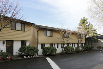 Chestnut Place in Milwaukie, OR - Foto de edificio - Building Photo