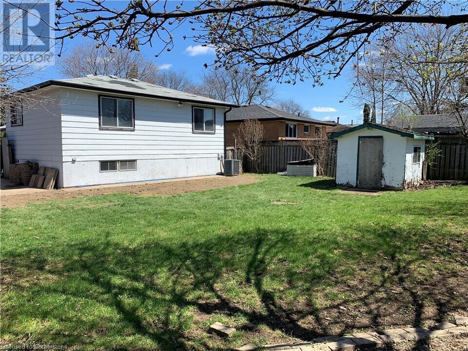 86 Birchcliffe Crescent in Hamilton, ON - Building Photo