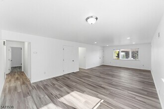 23 Renaissance Dr in Clifton, NJ - Building Photo - Building Photo