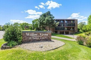 35 Nathan Ln N, Unit 121 in Plymouth, MN - Building Photo