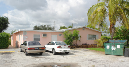 240-290 NW 40th St in Oakland Park, FL - Building Photo - Building Photo