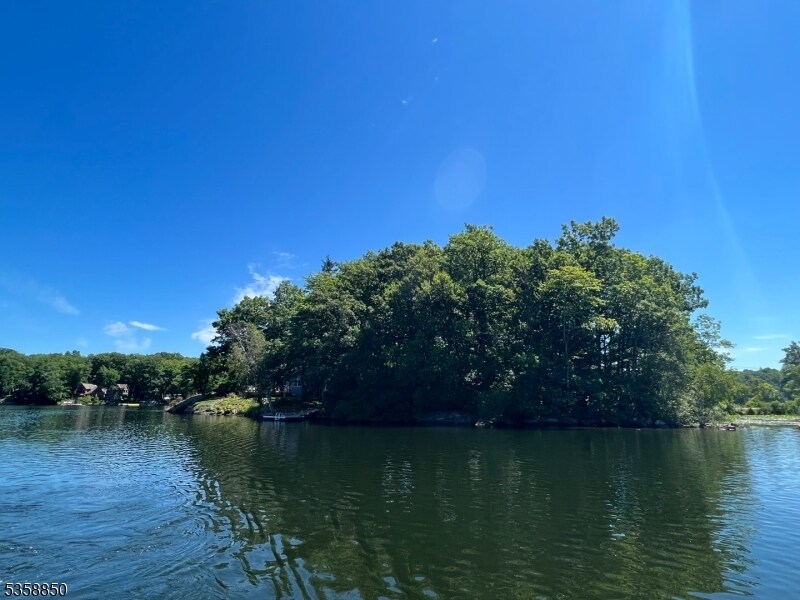 120 Island Rd in Highland Lakes, NJ - Building Photo