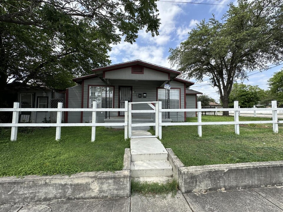 1731 E Carson St-Unit -Unit A in San Antonio, TX - Building Photo