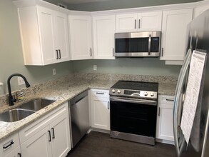 556 Wedgewood Dr in Alpharetta, GA - Foto de edificio - Building Photo