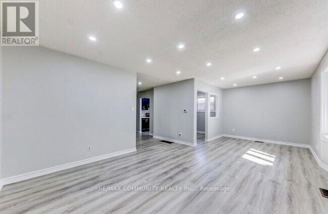 822 Central Park Blvd N in Oshawa, ON - Building Photo - Building Photo