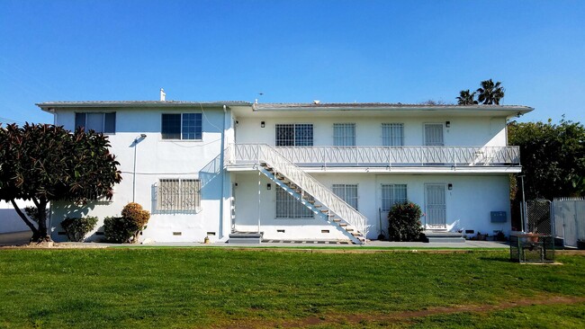 3213 Bartdon Ave, Unit 2 in Inglewood, CA - Foto de edificio - Building Photo