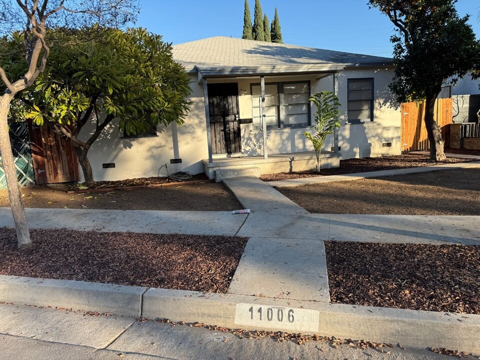 11006 Le Floss Ave in Downey, CA - Building Photo
