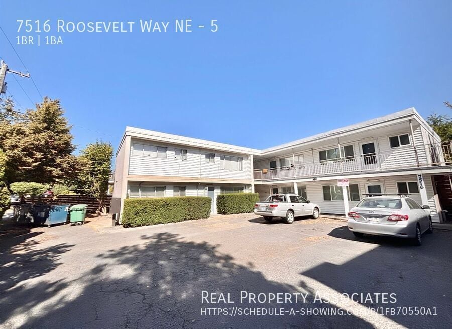 7516 Roosevelt Way NE in Seattle, WA - Building Photo