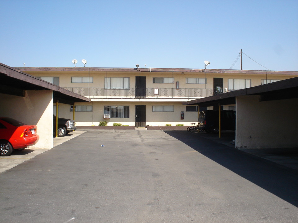 8136 Wilcox Ave in Cudahy, CA - Foto de edificio