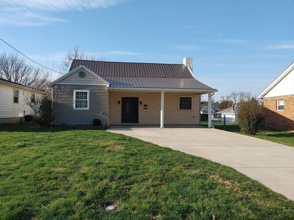 1602 28th St in Vienna, WV - Building Photo