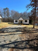 147 Highland Hills Dr in Campobello, SC - Building Photo
