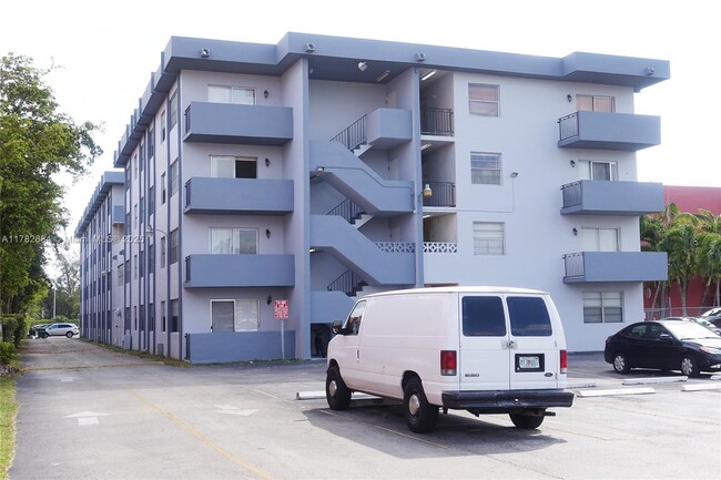 495 NW 72nd Ave in Miami, FL - Building Photo - Building Photo