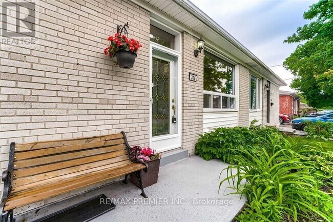 306 Rosedale Dr in Whitby, ON - Building Photo - Building Photo