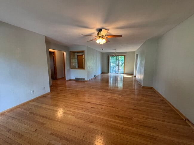 512 Elm St in Hampshire, IL - Building Photo - Building Photo