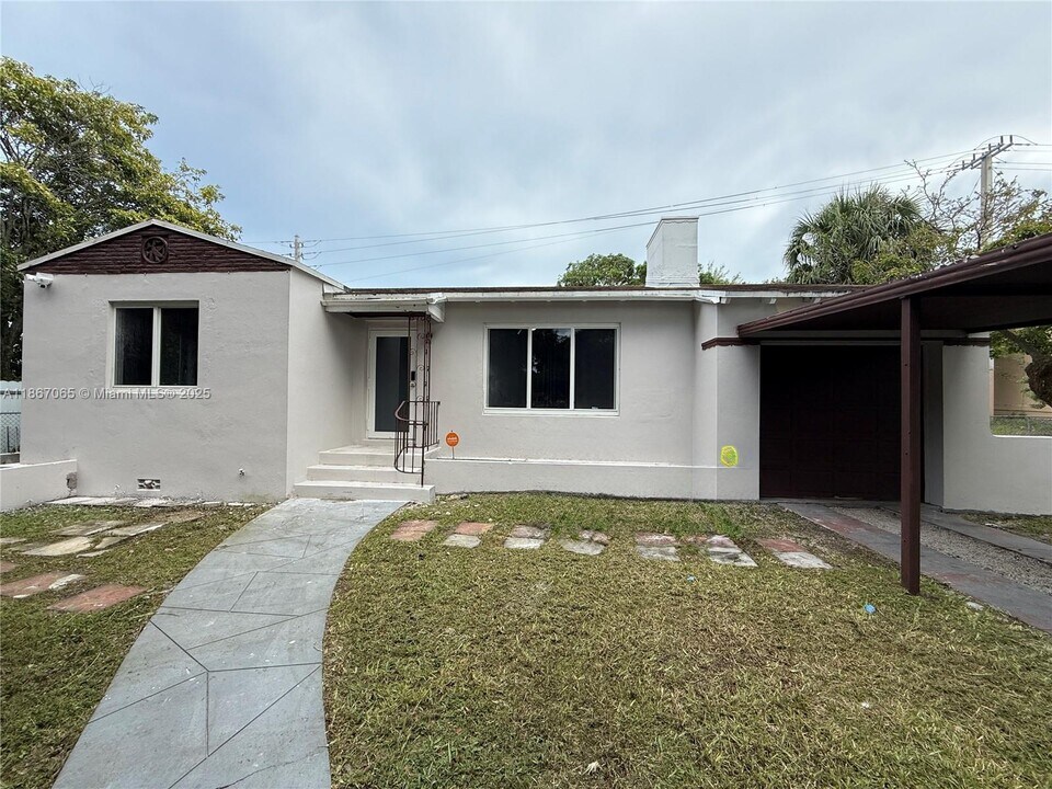 586 NW 48th St in Miami, FL - Building Photo