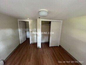 2412 Western Ave in Newburgh, ME - Foto de edificio - Building Photo