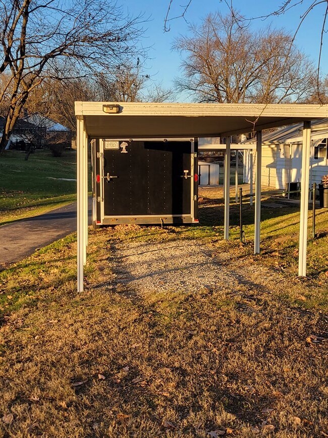 104 S Park St, Unit 104 in Knoxville, IL - Foto de edificio - Building Photo