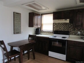 24 Cromwell Hill Rd in Monroe, NY - Foto de edificio - Building Photo