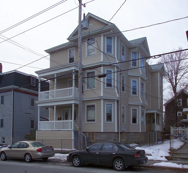 424 Robeson St in Fall River, MA - Foto de edificio - Building Photo