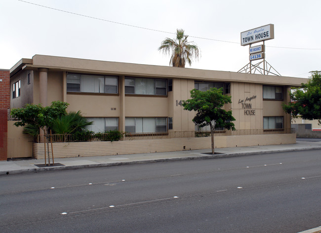 Los Angeles Town House in Hawthorne, CA - Foto de edificio - Building Photo