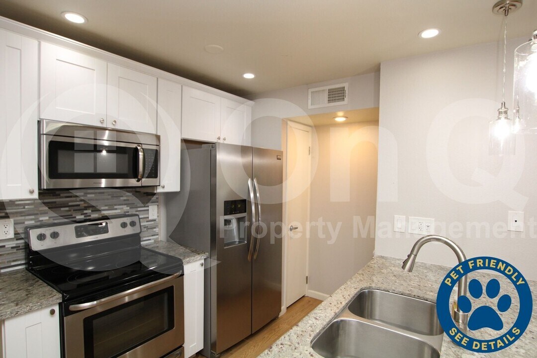 30 E Brown Rd in Mesa, AZ - Building Photo