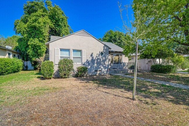 2620 Truxtun Ave in Bakersfield, CA - Building Photo - Building Photo